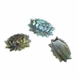 Handgeschnitzte Labradorit-Lotus-Steine mit blauem Schimmer für die spirituelle Meditation