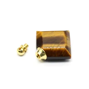 Detalle del colgante frasco de perfume de piedra ojo de tigre con tapón de rosca dorado