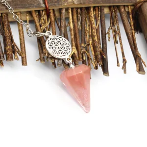 Gros plan d'un collier pendule en pierre naturelle rose avec pendentif Fleur de Vie.