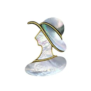 Broche élégante en nacre représentant une silhouette de dame noble avec bordure dorée