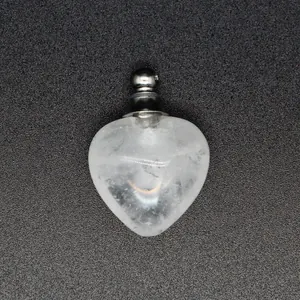 Dettaglio del ciondolo diffusore di oli essenziali in cristallo bianco a forma di cuore
