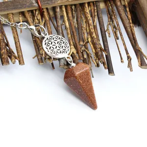 Détail d'un collier pendule en pierre de soleil avec charme argenté Fleur de Vie