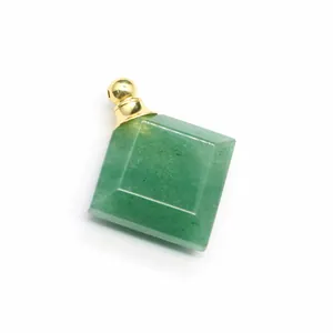 Detalle de un colgante frasco de perfume de aventurina verde en forma de rombo