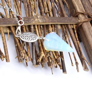 Vue détaillée du collier pendentif cône en opale facettée avec breloque fleur de vie.