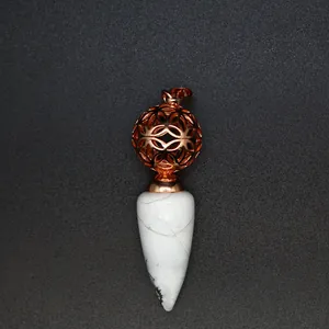 Primo piano del pendente a cono in marmo bianco con sfera in filigrana oro rosa.