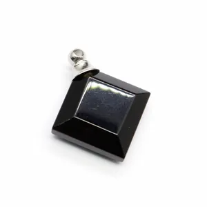 Primer plano de un colgante de botella de perfume de piedra natural negra con forma de rombo.