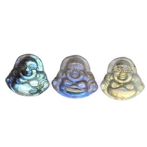 Detail von drei handgeschnitzten natürlichen Labradorit-Lachender-Buddha-Steinen.