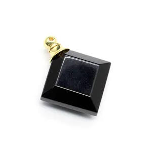 Primer plano de un colgante de frasco de perfume de piedra natural negra con rombos.