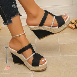 Elegante schwarze Keilsandaletten mit Plateausohle, Strassriemen und 9,9 cm hohem Absatz