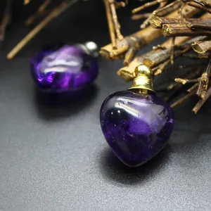 Dettaglio del ciondolo diffusore di oli essenziali in ametista a forma di cuore viola