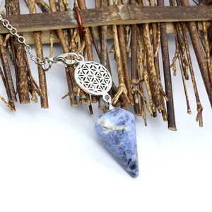 Détail du collier pendule en pierre bleue naturelle avec breloque Fleur de Vie