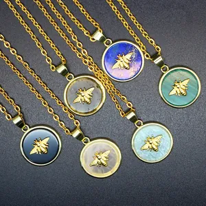 Detailansicht von Gold-Bienenketten mit Malachit- und Lapislazuli-Steinen.