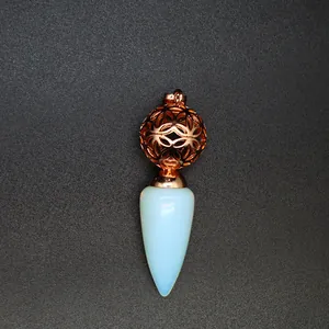 Dettaglio di un pendente a cono bianco con una sfera filigranata in oro rosa sulla collana.