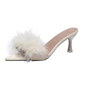 Eleganti sabot a spillo bianco sporco con decorazione in piuma e punta aperta a punta