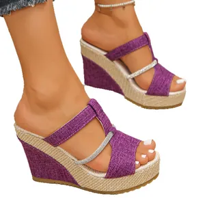 Modische violette Keilsandaletten für Damen mit Strassriemen und gewebter Plateausohle