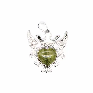 Primer plano de colgante de piedra natural corazón verde con alas de corona.
