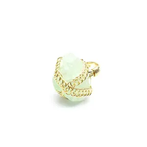 Anello fatto a mano in filo d'oro con pietra di cristallo verde grezzo, misura regolabile.