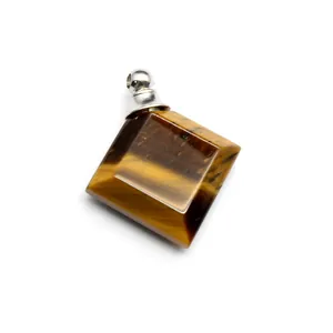 Primer plano detallado del colgante frasco de perfume en ojo de tigre con tapón plata.