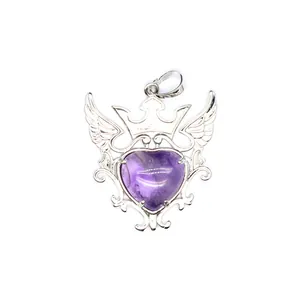 Primer plano de colgante de amatista en forma de corazón con corona y alas