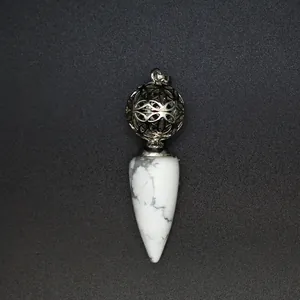 Dettaglio ravvicinato del ciondolo a cono in howlite bianca con sfera a gabbia traforata