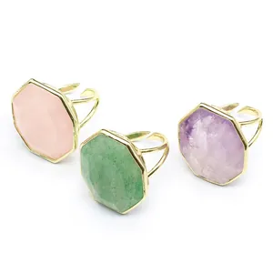 Vue détaillée de trois bagues dorées ajustables avec pierres octogonales rose, verte et violette
