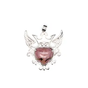 Primer plano de un colgante de piedra rosa natural con diseño de corazón y alas.