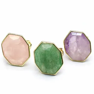 Vue détaillée de trois bagues en pierre naturelle facettée en rose, vert et violet doré