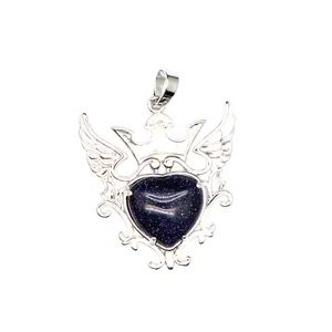 Primer plano del colgante corazón de piedra azul con corona y alas en acabado plata