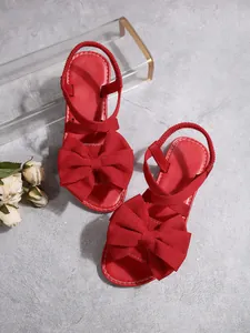 Modische rote flache Sandalen mit großer Schleife und elastischem Fersenriemen-Detail