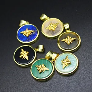 Set aus vergoldeten runden Bienenanhängern mit buntem Malachit und Lapislazuli