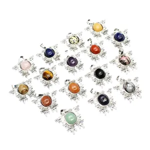 Detailansicht silberfarbener Motten-Anhänger mit verschiedenen bunten Naturstein-Cabochons