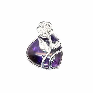 Pendentif en améthyste naturelle en forme de cœur avec détail de rose argentée.