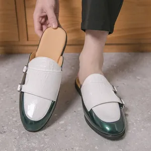 Mules para hombre con textura de cocodrilo blanco y acabado en charol verde