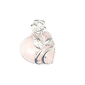 Vue détaillée d'un pendentif cœur en quartz rose avec une rose argentée chic