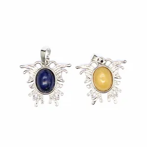 Detailansicht von zwei Vintage Mottenanhängern mit blauen und gelben Natursteinen.