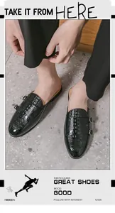 Detalle de mules para hombre en cuero negro con relieve de cocodrilo y hebillas dobles