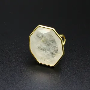 Détail d'une grande bague octogonale en cristal naturel avec anneau doré ajustable