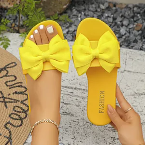 Sandali bassi giallo vibrante per donna con un grande fiocco testurizzato