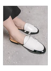 Vista detallada de mocasines para hombre estilo británico con textura de cocodrilo blanco y negro