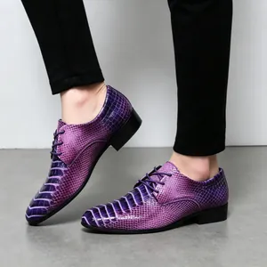 Detailansicht der lila Herrenschuhe mit glänzender Steinstruktur und modischem Design