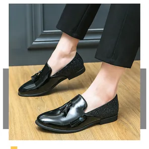 Vue détaillée des mocassins à glands noirs en cuir verni et empiècement pailleté.