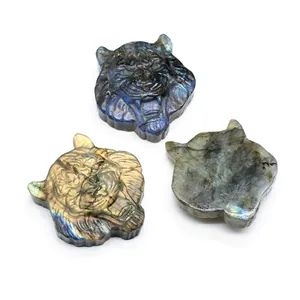 Detailansicht von handgeschnitzten Tigerkopf-Figuren aus natürlichem blauem Labradorit-Stein