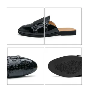Detalle de zuecos de cuero negro con patrón de cocodrilo, hebillas dobles y suela floral