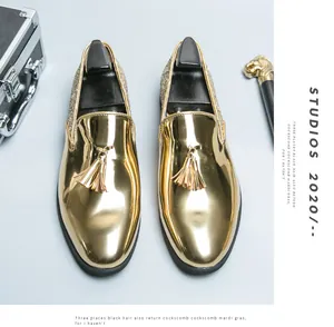 Gros plan de mocassins dorés brillants avec glands dans un décor de style luxe