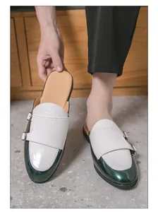 Vista detallada de los mocasines para hombre de estilo británico con textura de cocodrilo.