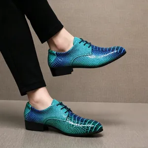 Nahaufnahme von herrenschuhen mit blau-grünem verlauf und glänzender stein-textur