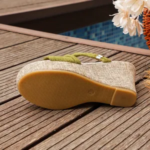 Gros plan sur la semelle antidérapante et la texture de chanvre des sandales compensées.