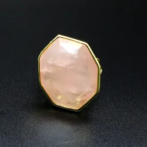 Vue macro détaillée de la pierre de quartz rose octogonale sur un anneau doré ouvert