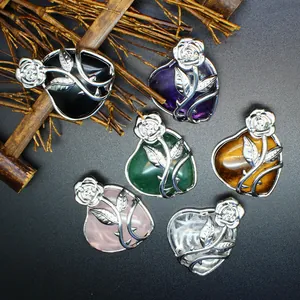 Collection de pendentifs cœur en pierre naturelle avec élégant motif rose argentée.