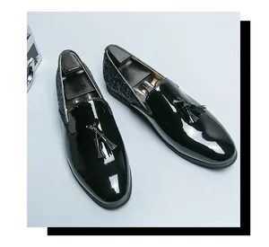 Vue détaillée des mocassins en cuir verni noir avec glands et détails pailletés